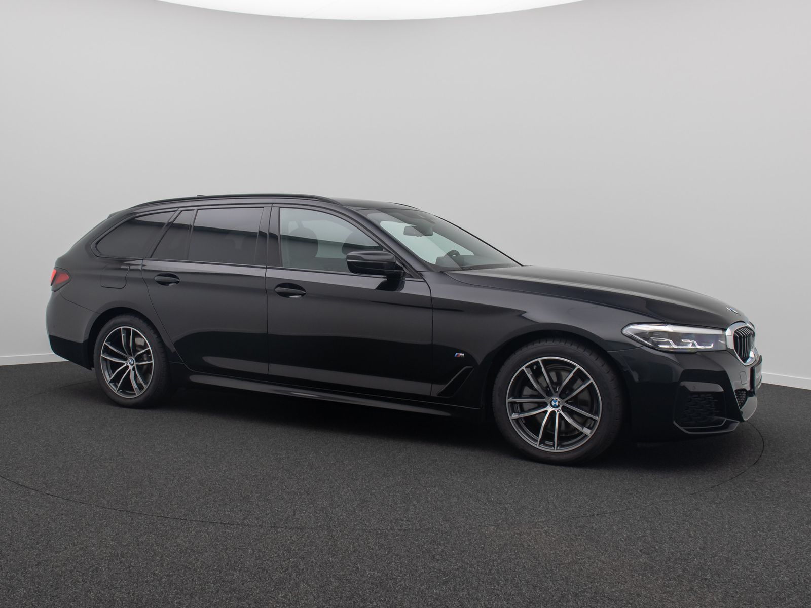 Fahrzeugabbildung BMW 520d xD M Sport Panorama Kamera DAB H/K Alarm