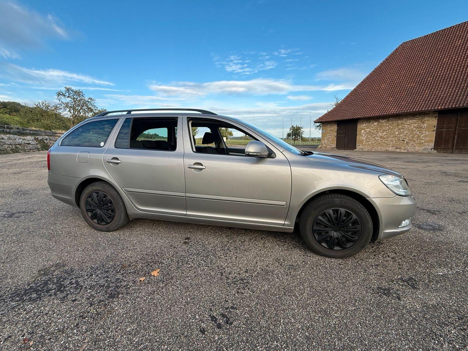 Skoda Octavia 2011 — rear view