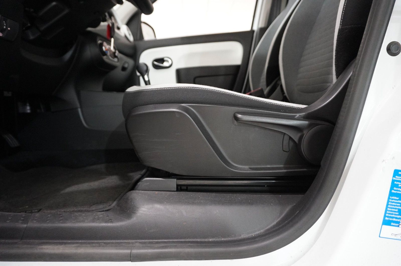 Fahrzeugabbildung Renault Twingo Equilibre Electric 22KWH NAVI/LED/DAB+