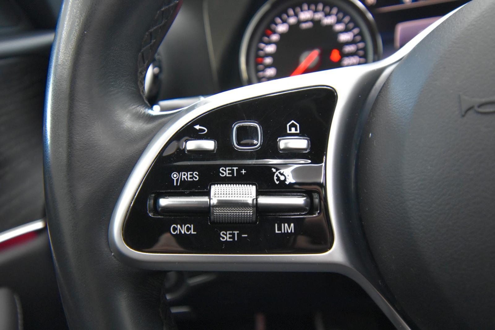 Mercedes-Benz E220d T-Modell LED SHZ RFK Glasdach Sportstyle