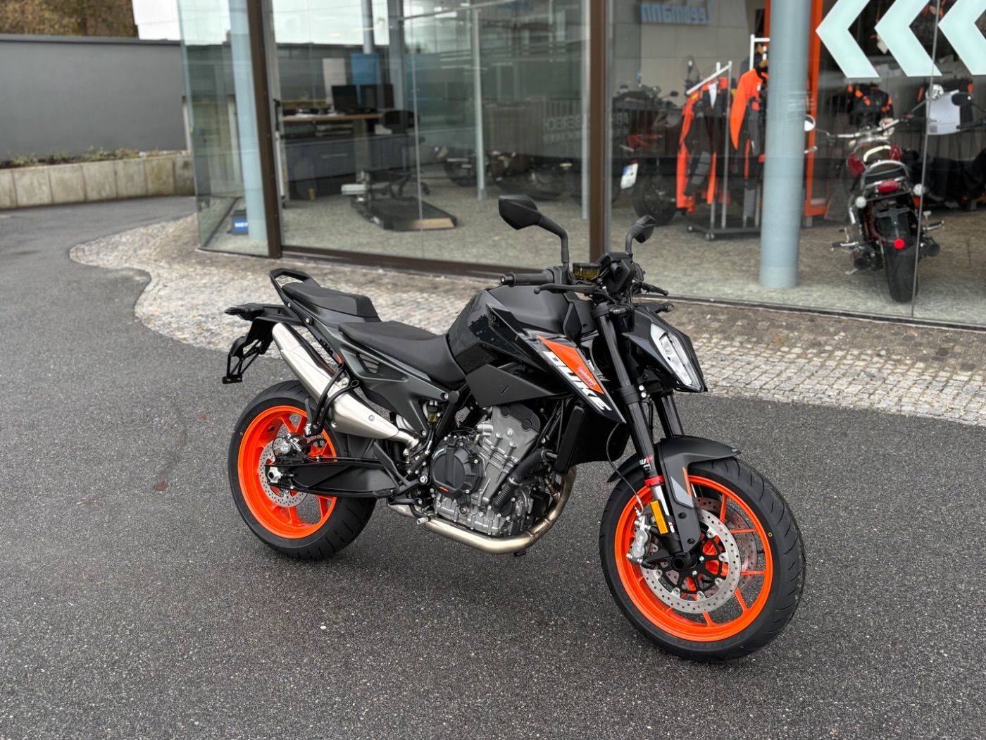 Fahrzeugabbildung KTM 790 Duke Modell 2026 mitTech Pack auch in Schwar