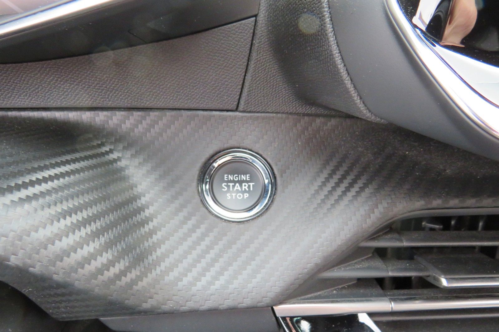Fahrzeugabbildung Peugeot 2008 e- GT SITZH. NAVI KAMERA PDC 1.HD