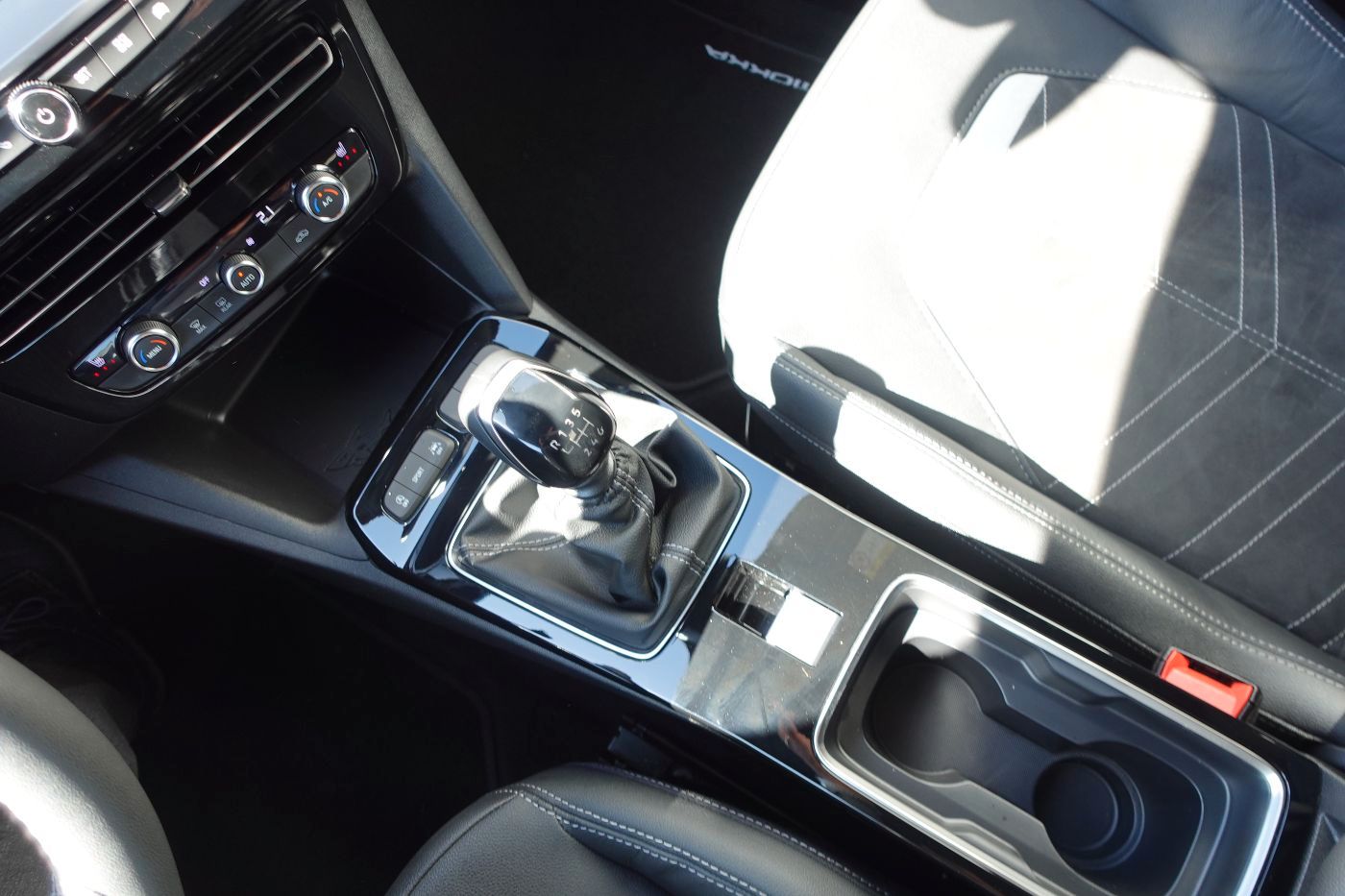 Fahrzeugabbildung Opel Mokka 1.2 Turbo Ultimate KlimaA,Navi,SHZ,PDC