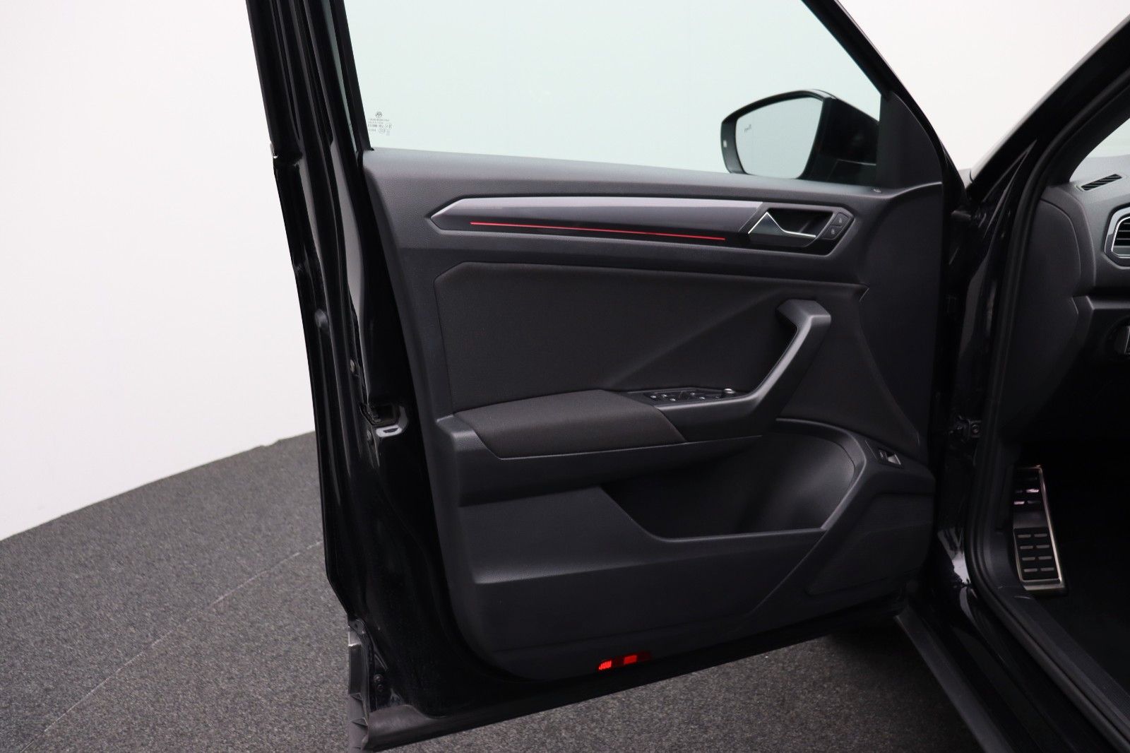 Fahrzeugabbildung Volkswagen T-Roc 1.5 Sport DSG ACC LED