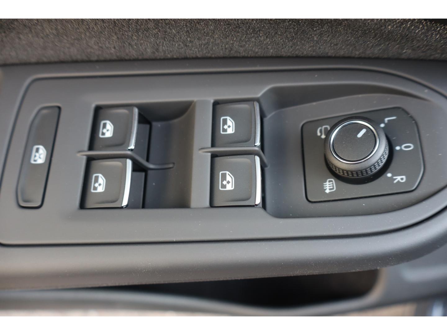 Volkswagen Golf VIII 1.5 eTSI DSG AHK Winterpaket RFK Side, миниатюра 22