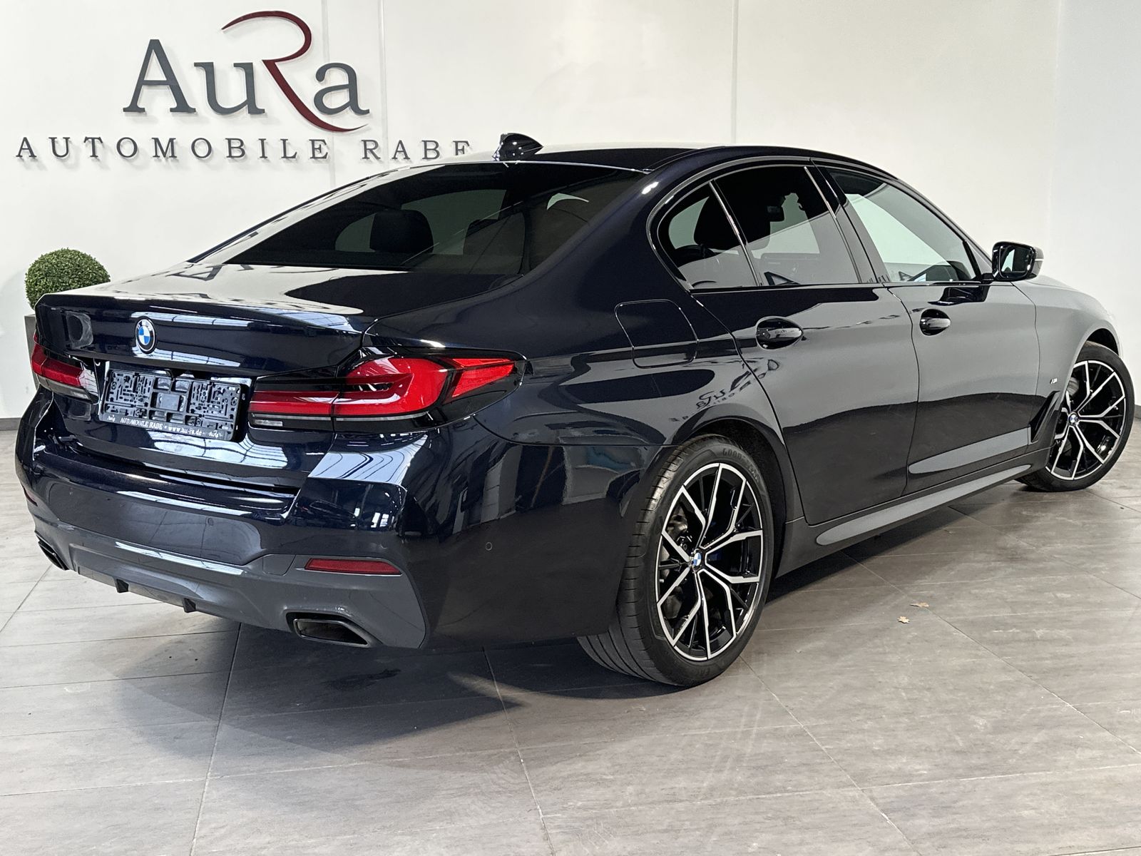 Fahrzeugabbildung BMW 520d xDrive M Sport NAV+LASER+HEADUP+KAM+19ZO+PP