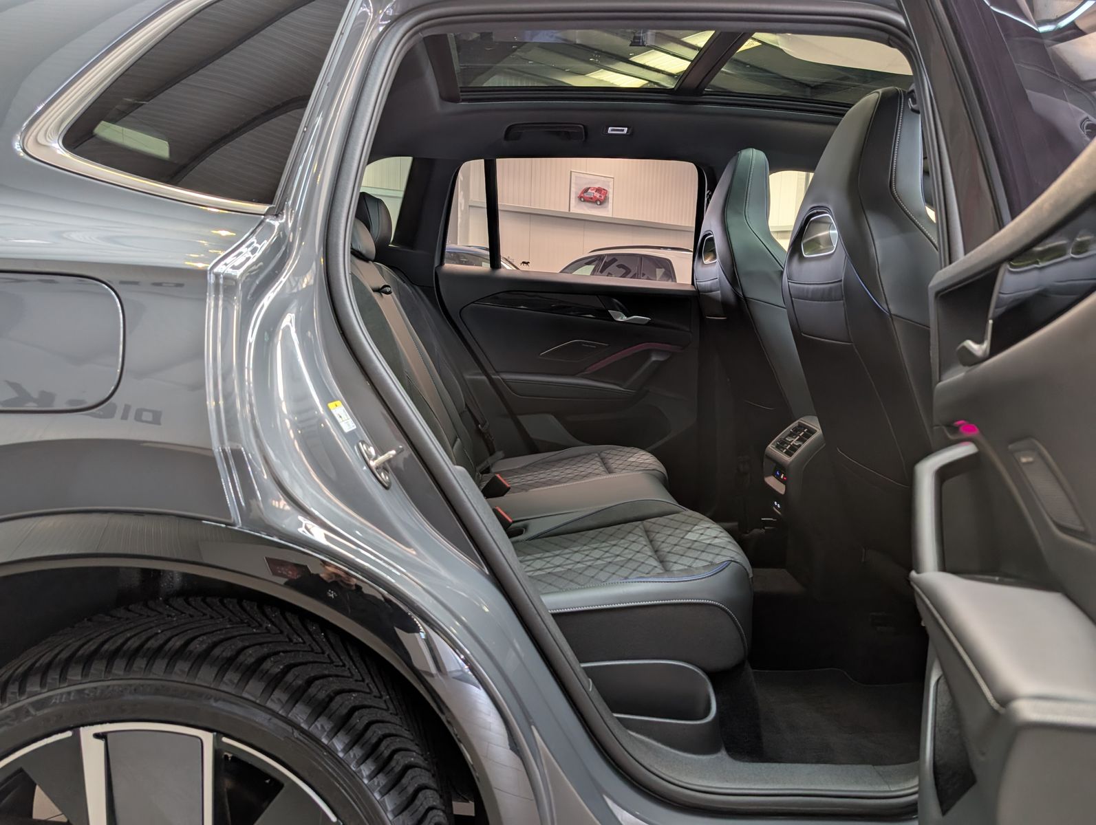 Fahrzeugabbildung Volkswagen Tiguan 2.0TDI R-Line 4M Pano H/K AHK Matrix 20"