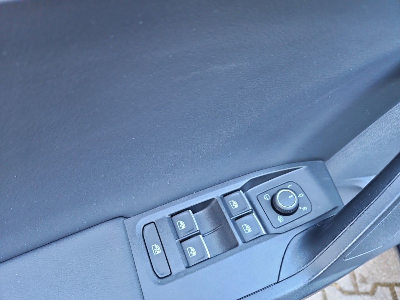 Fahrzeugabbildung SEAT Leon FR MHEV,Navigation,LED,DSG,Alarmanlage