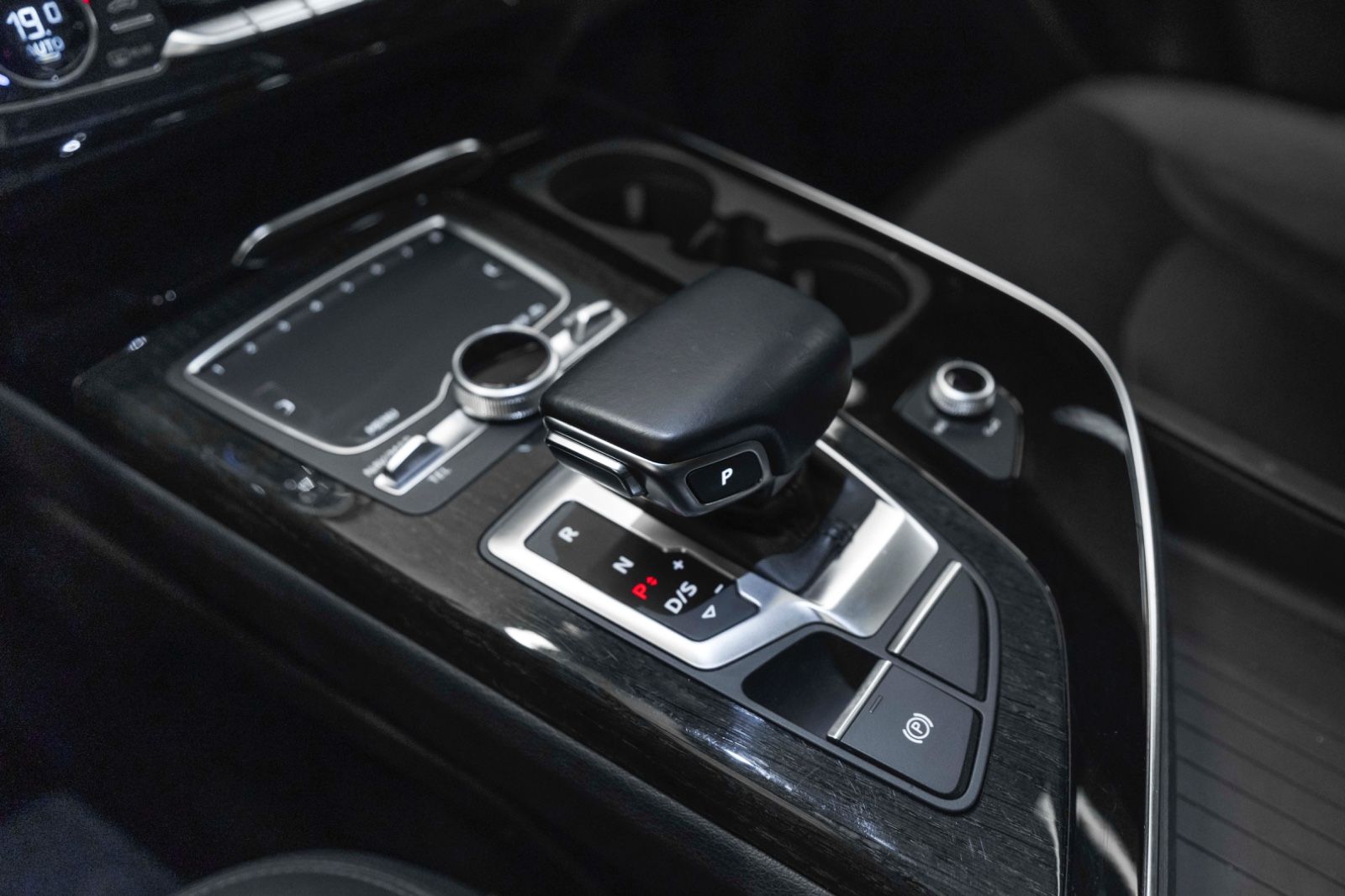 Fahrzeugabbildung Audi Q7 3.0 TFSI Quattro LED 360° AHK NAV 7SITZER