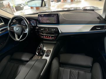 Fahrzeugabbildung BMW 530e xDr Tuor AHK Pano ACC HUD D/K Laserlicht