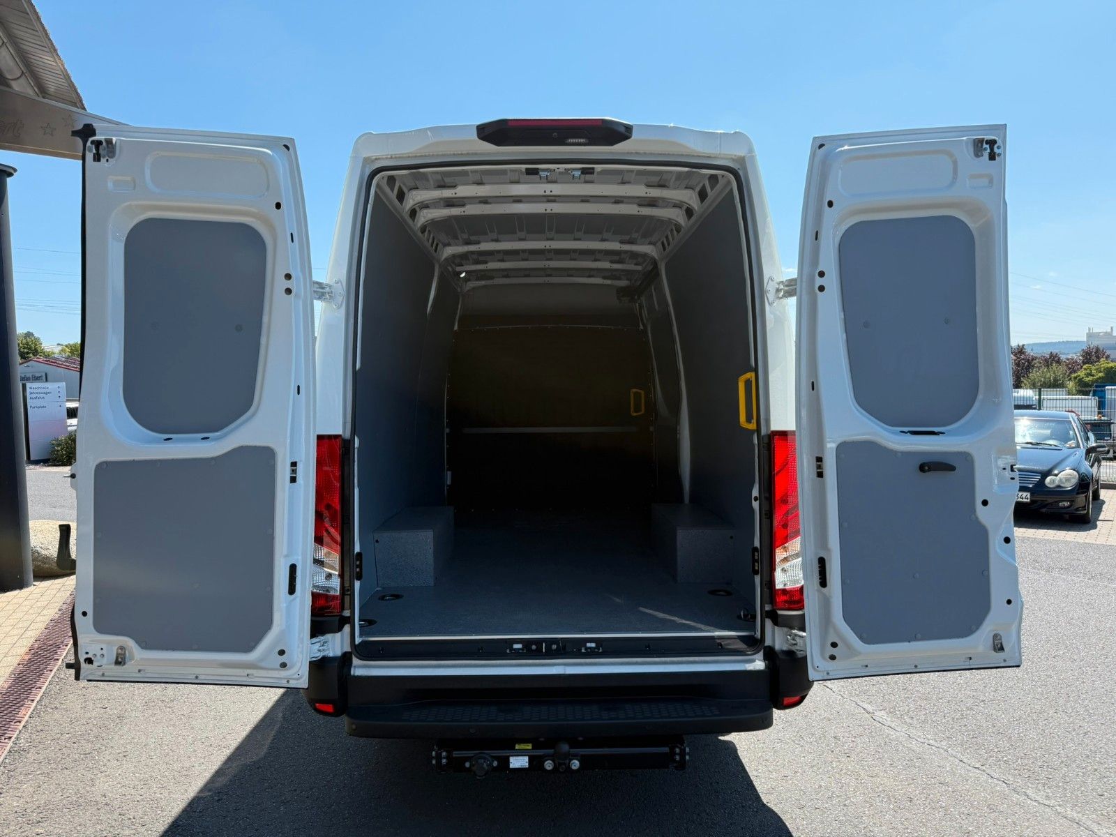 Fahrzeugabbildung Iveco Daily 35S18HA8 V Kastenwagen *R 3.520*AHK*