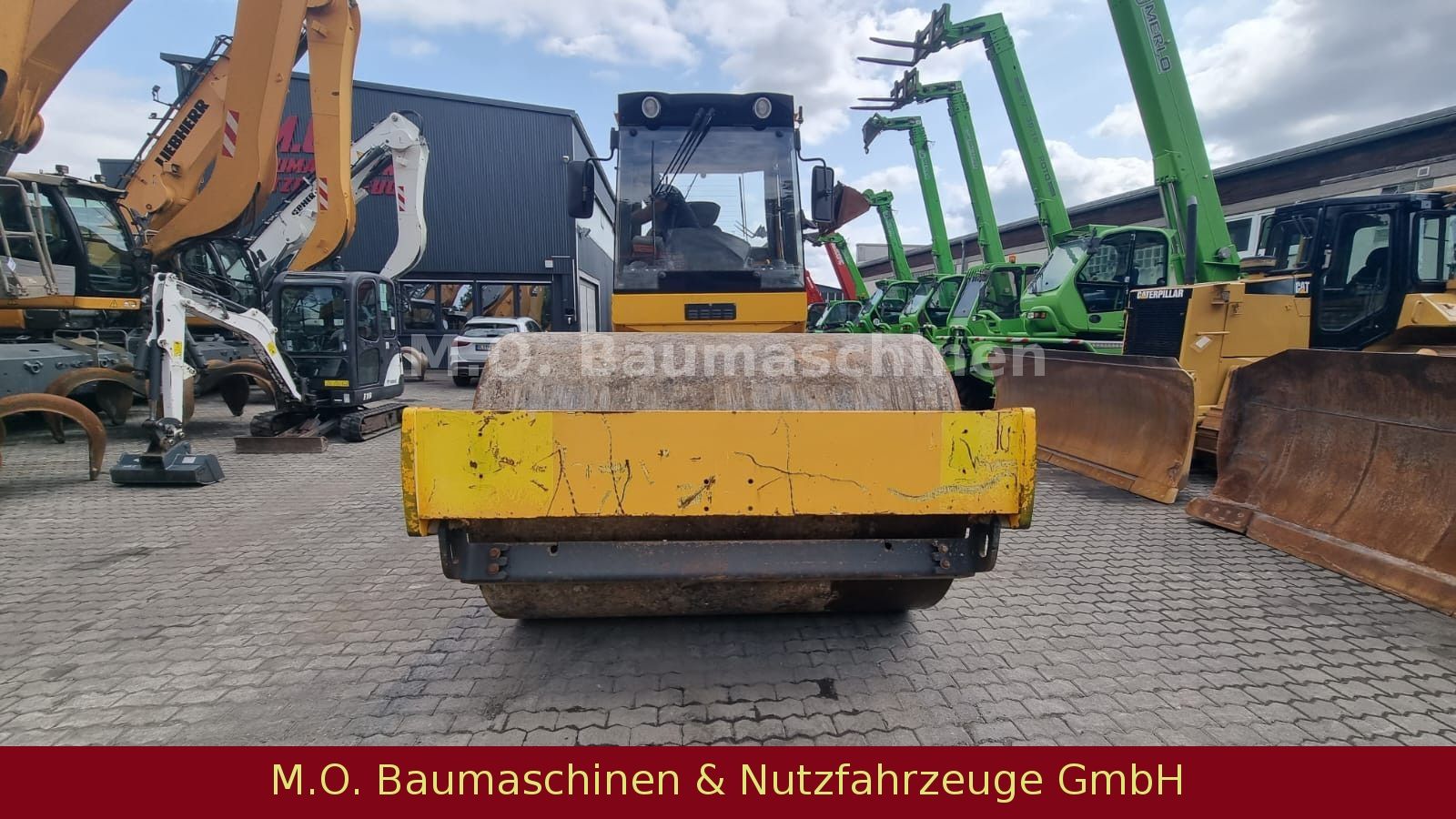 Fahrzeugabbildung BOMAG BW 213 DH-4 / Walzenzug / 14,9t