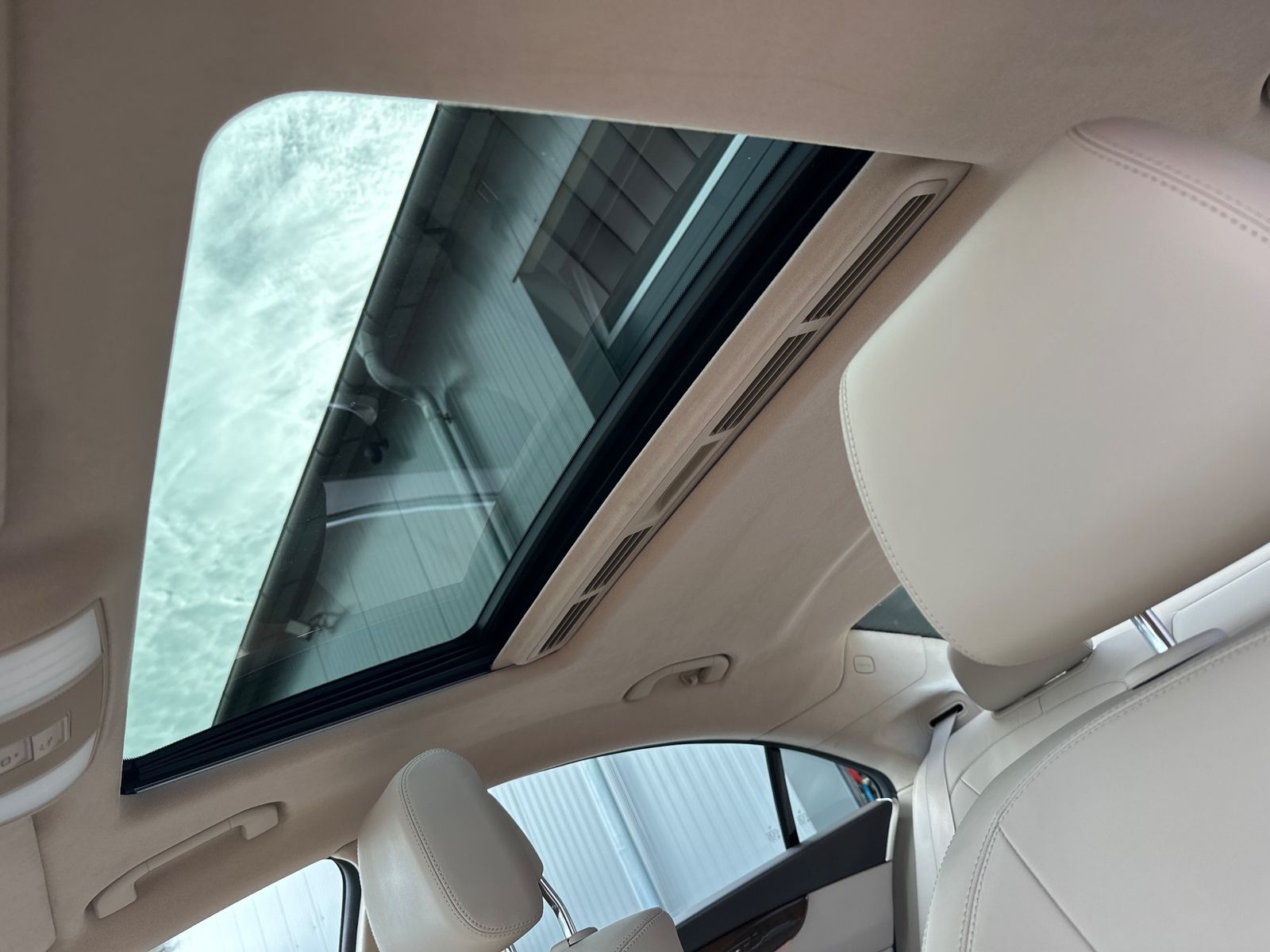 Fahrzeugabbildung Mercedes-Benz CLS 400 4MATIC NAV+LED+SHZ+GLASDA+AIRMATIC+PP
