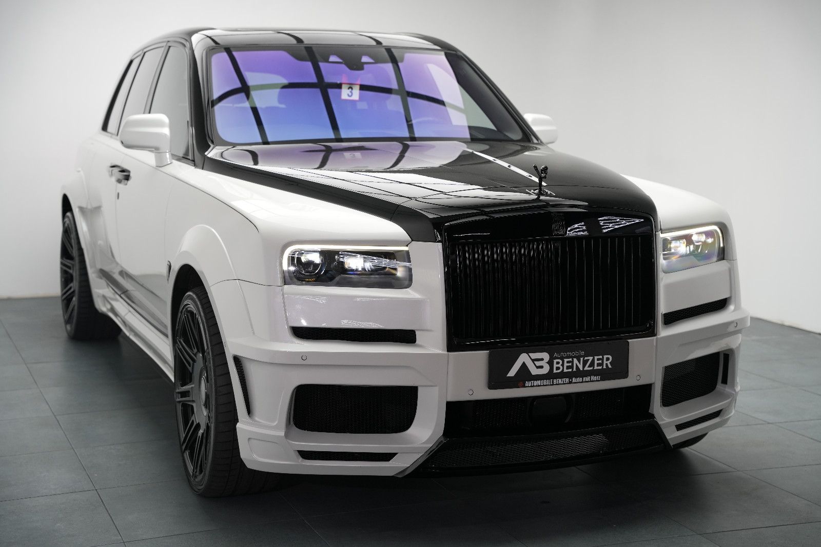 Fahrzeugabbildung Rolls-Royce Cullinan/NOVITEC/WIDEBODY/24''/FOND-TV/STERNEHIM