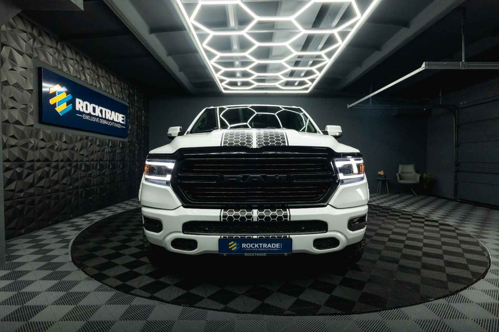 Fahrzeugabbildung Dodge RAM 5.7 V8 HEMI 4x4 OFFROAD Night-Paket *LED*