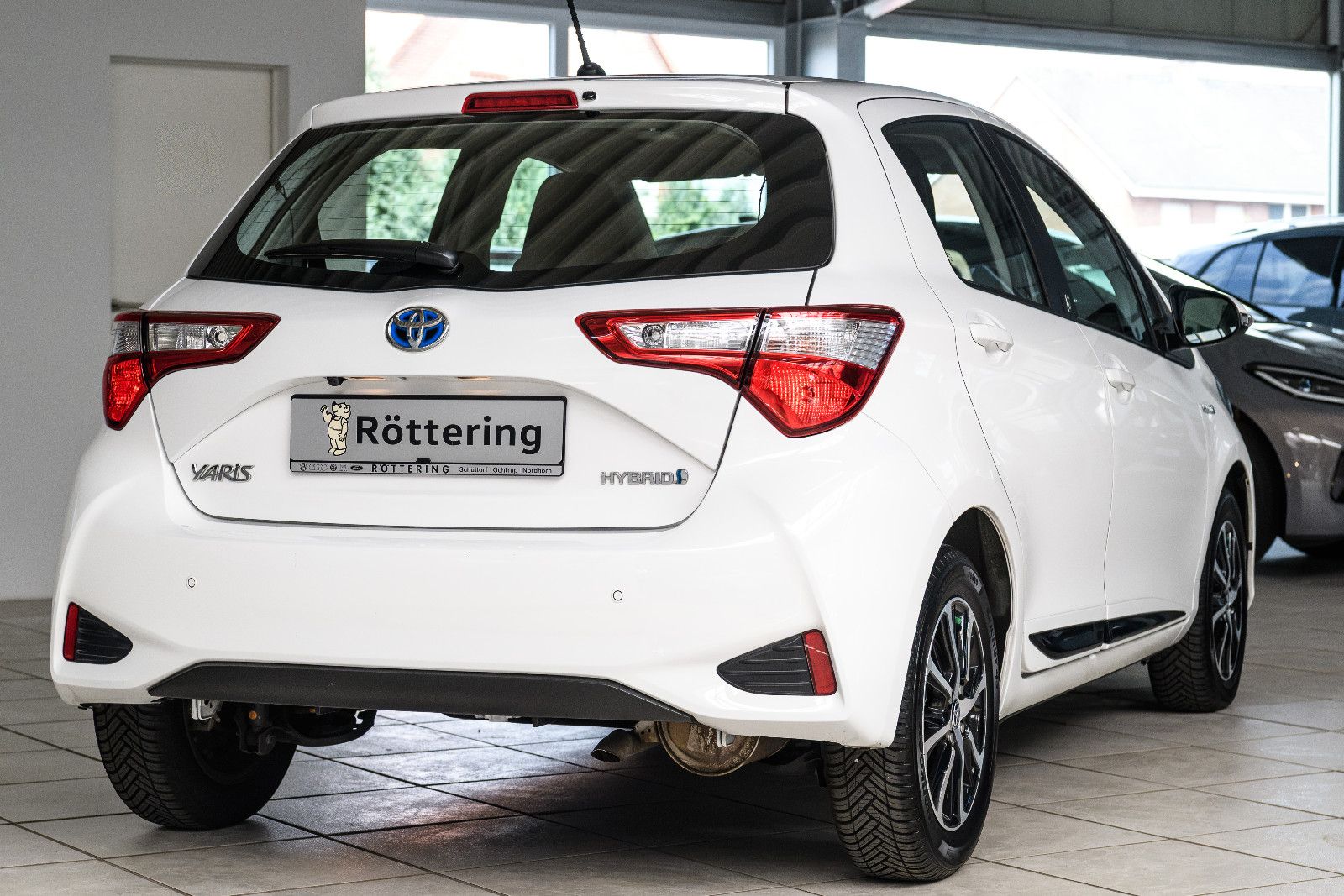 Fahrzeugabbildung Toyota Yaris Hybrid Team D+NAVI+SHZ+RFK+GJR+ALU+BICOLOR