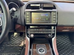 Fahrzeugabbildung XE Portfolio 20t Jaguar Navi Leder Bi-Xenon Lenk