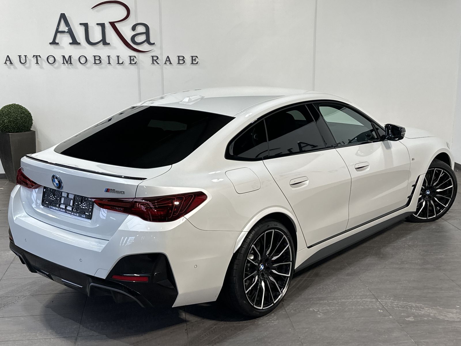 Fahrzeugabbildung BMW i4 M50 xDrive NAV+LEDER+ACC+AHK+360°+H&K+HEAD-UP