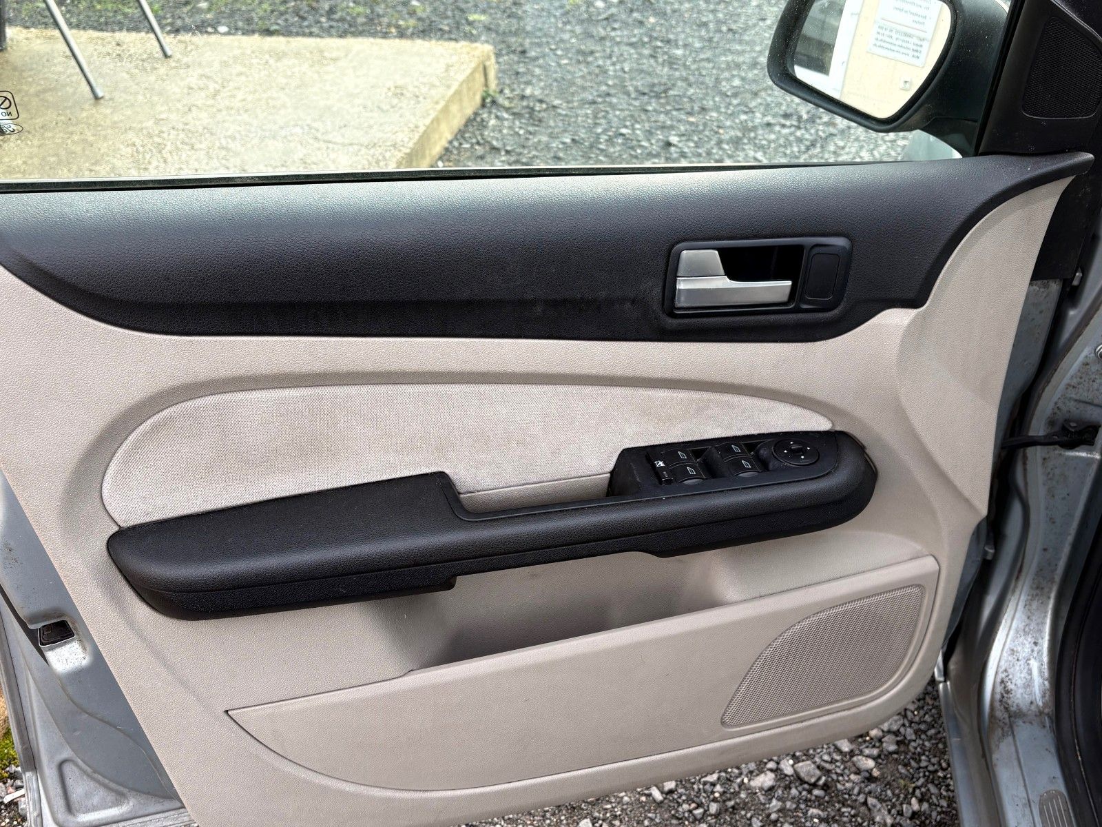 Fahrzeugabbildung Ford Focus 1.6 Lim. Ghia Klimaauto Glasdach SHZ PDC