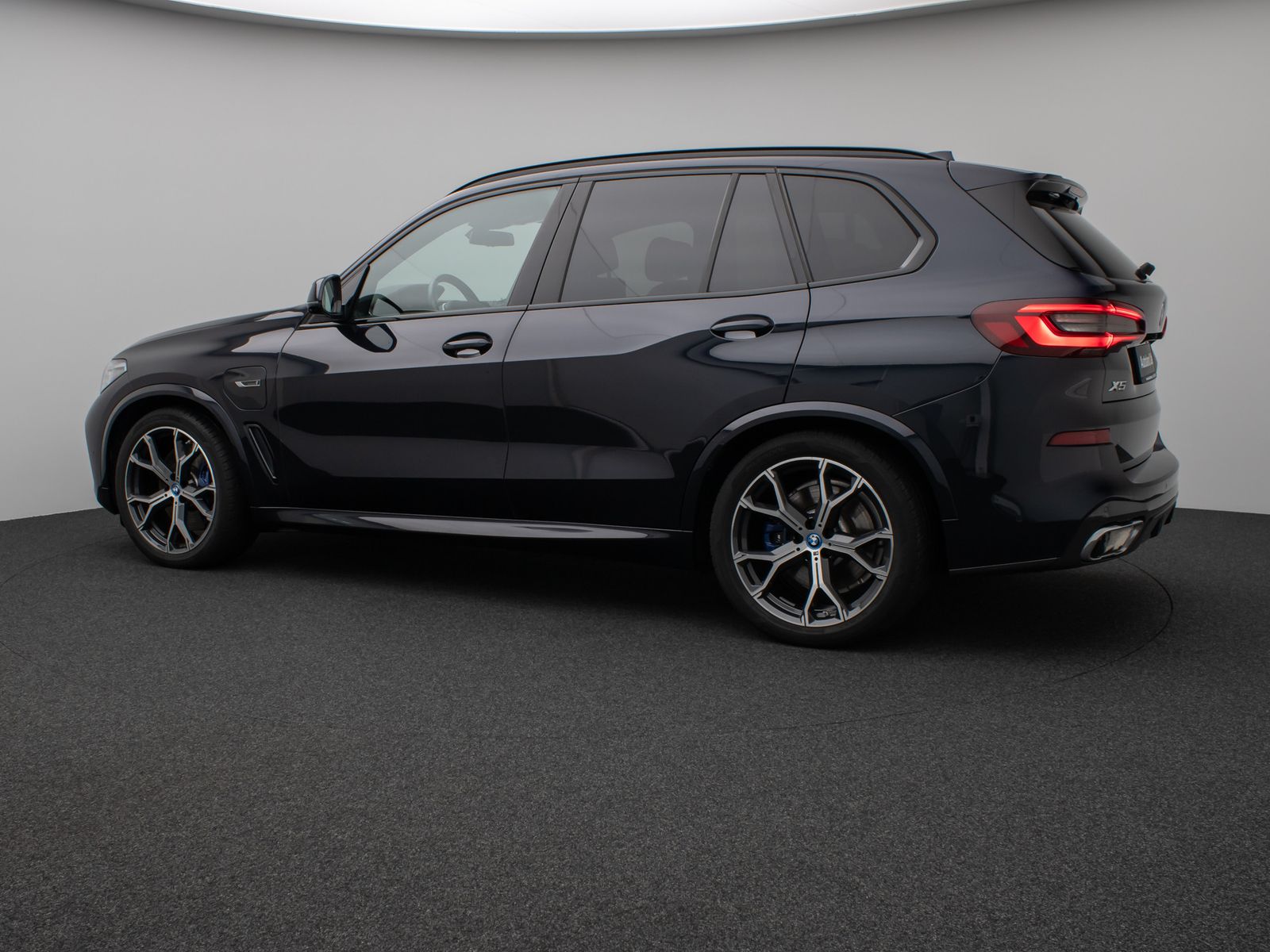 Fahrzeugabbildung BMW X5 xD45e M Sport Panorama 360°HUD HiFi NightVisi