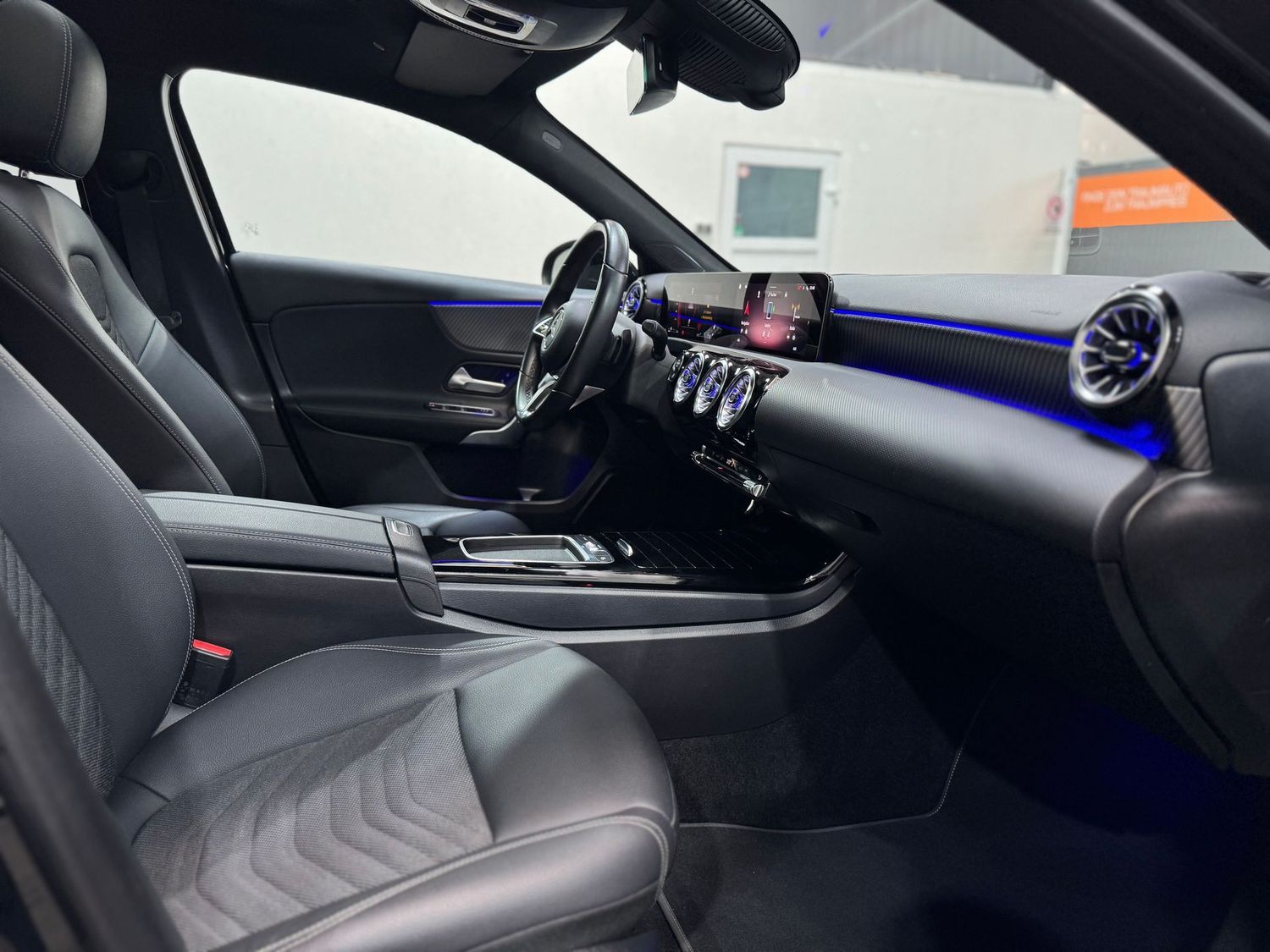Fahrzeugabbildung Mercedes-Benz A 180 d Night#LED#MBUX#Ambiente#Pano#Spur
