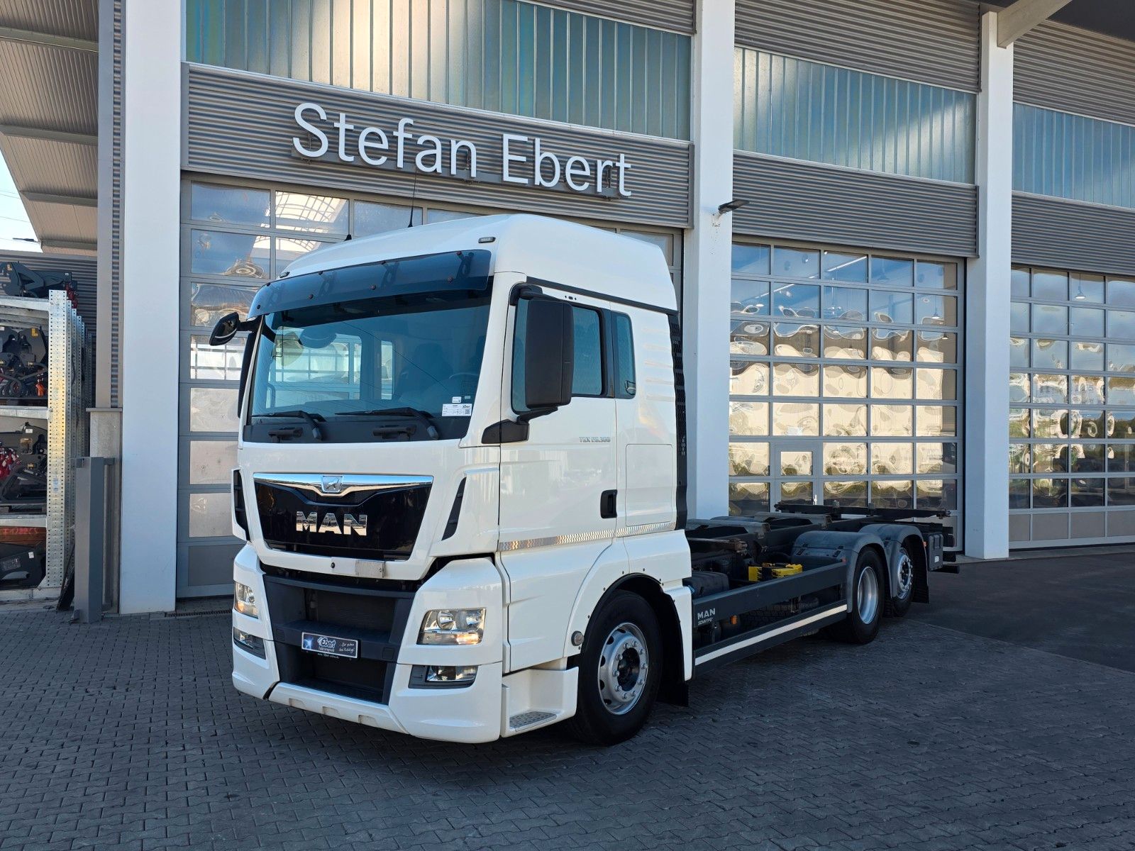 Fahrzeugabbildung MAN TGX 26.360 6x2-2 LL BDF Fahrschule 5 Sitze AHK