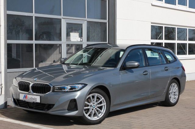 BMW 318i Touring FACELIFT AHK ACC HEAD-UP LED-SW RFK