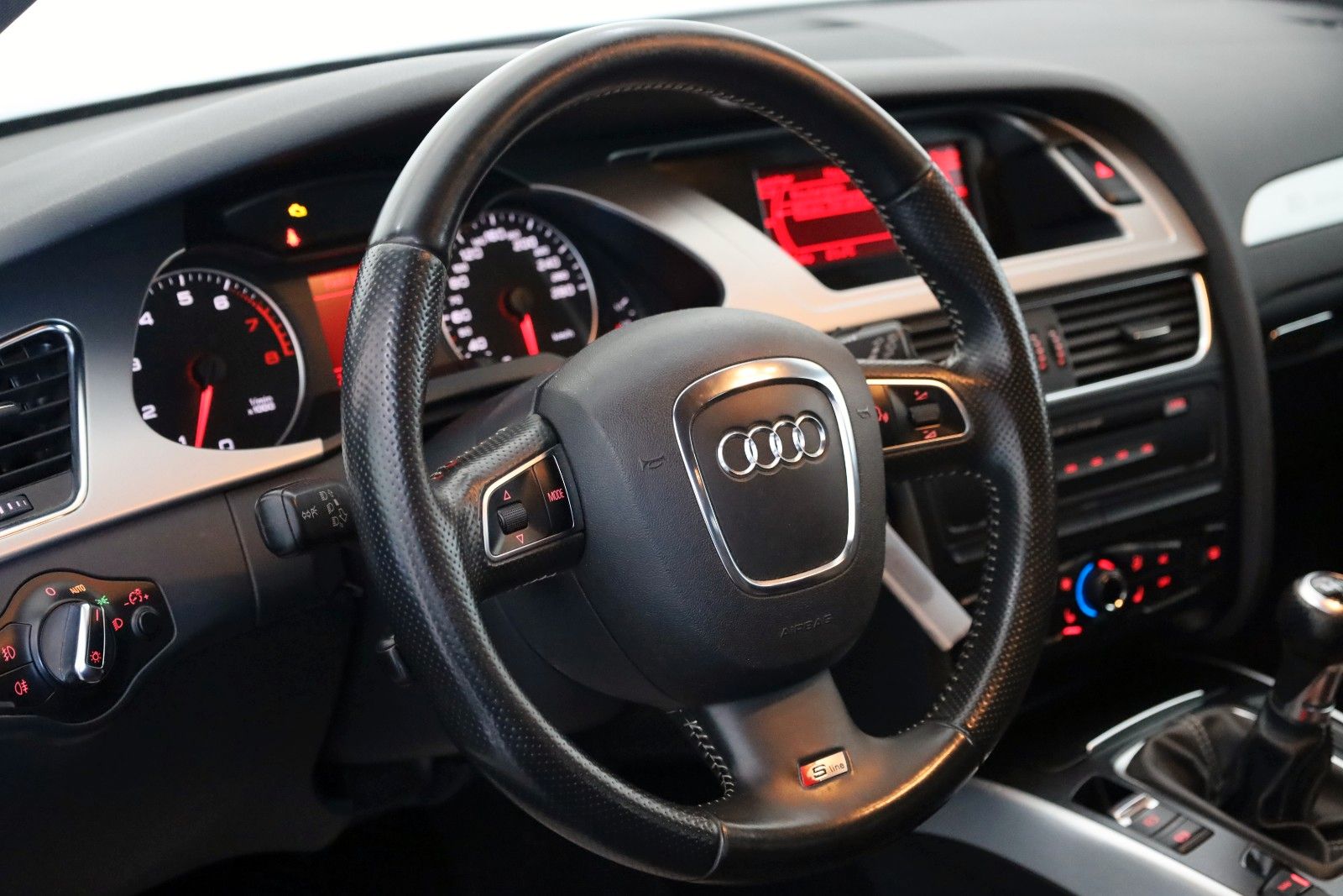 Fahrzeugabbildung Audi A4 Avant S line T.Leder,Navi,Xenon,SH.PDC