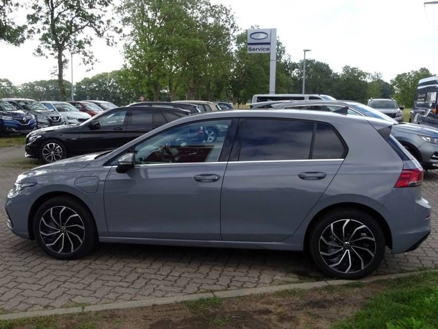 Fahrzeugabbildung Volkswagen Golf VIII 1.4 eHybrid Style  8-fach bereift