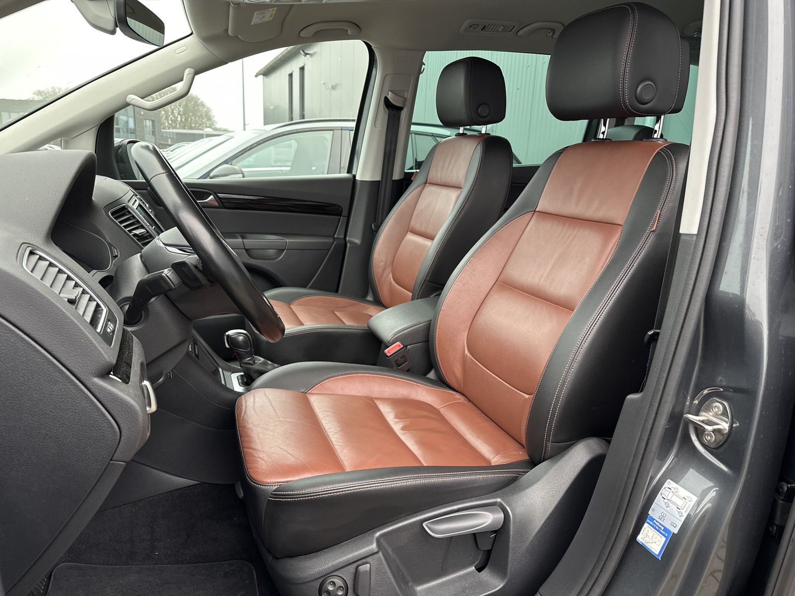Fahrzeugabbildung Volkswagen Sharan 2.0 TDI DSG 7-Sitzer HL Black NAV+XEN+AHK