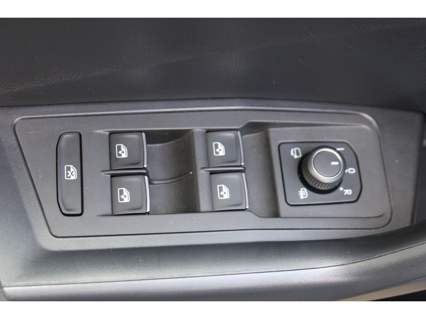 VW T-Roc 1.5 TSI Style 45 DSG ACC LED Pano RFK StHz - Image 13
