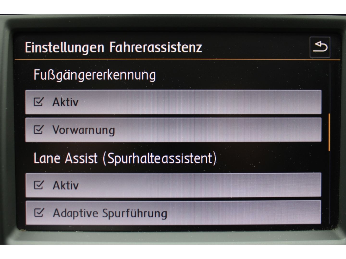 Fahrzeugabbildung Volkswagen Passat Variant Highline R-Line LED ACC StHZg Led
