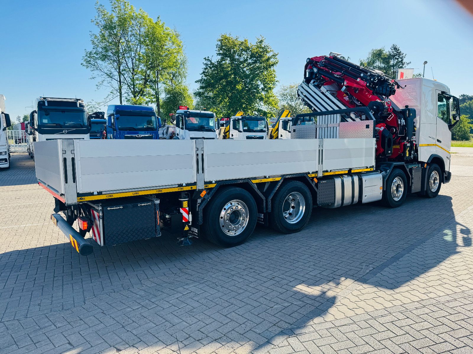 Fahrzeugabbildung Volvo FH 500 8x2 mit F710RA.2.27 L426 und V20 Winde