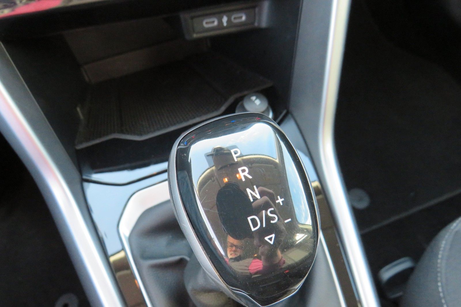 Fahrzeugabbildung Volkswagen T-Roc Life DSG AHK NAVI SITZH. APP-CON. LED 1Hd