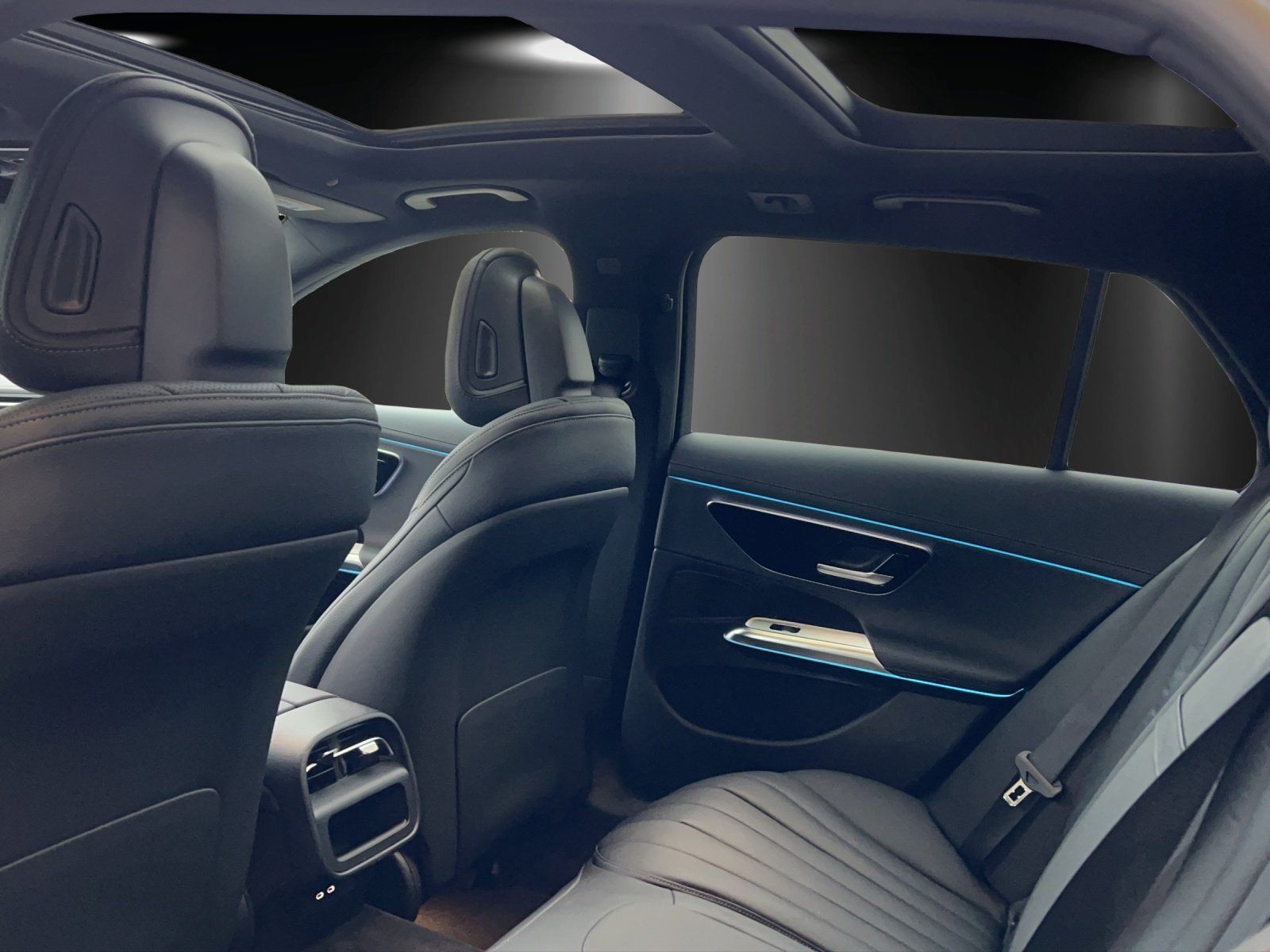 Fahrzeugabbildung Mercedes-Benz E 220 d T+AMG-Line+AHK+PSD+DISTRONIC+Sitzklima