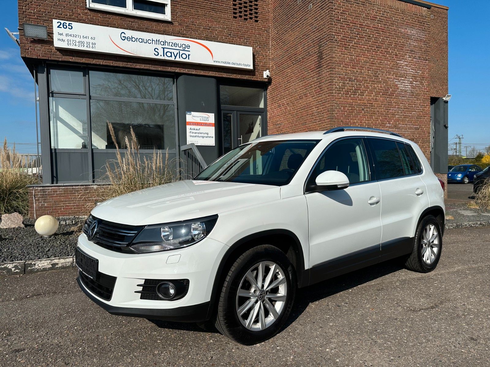 Volkswagen Tiguan - 1