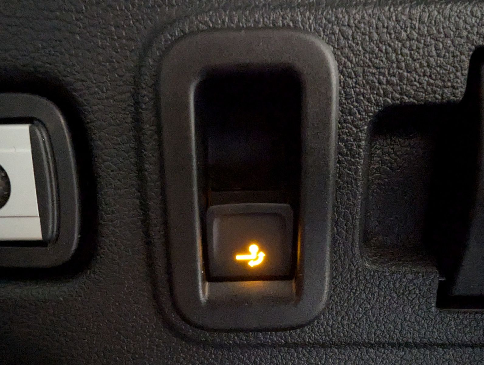 VW Touran 2.0 DSG R-Line High. Pano 7-Si IQ.Dri AHK - Image 23