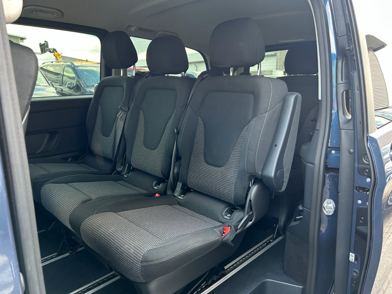 Fahrzeugabbildung Mercedes-Benz V 300 d STYLE DISTRONIC Stdheiz AHK2,5to 360