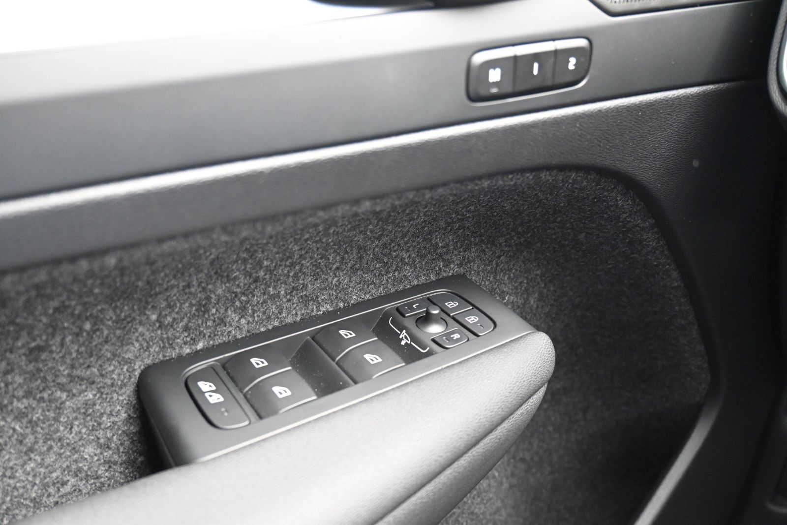 Fahrzeugabbildung Volvo XC40 B3 DKG Plus Dark*STDHZG*360°*H&K*ACC