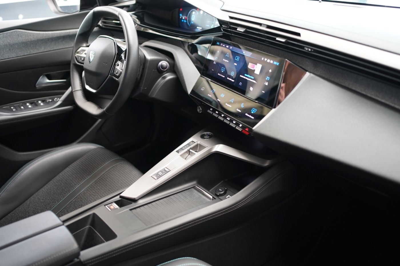 Fahrzeugabbildung Peugeot 308 SW Plug In Hybrid 180 Allure Automatik Navi