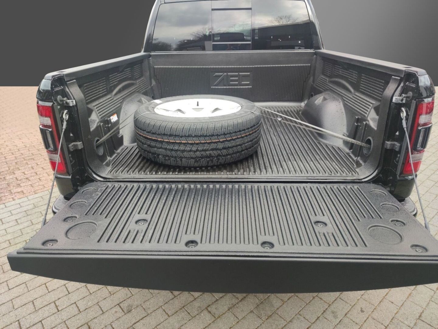 Fahrzeugabbildung Dodge RAM 5.7 V8 HEMI Laramie Night+LPG+MY24+NAVI+