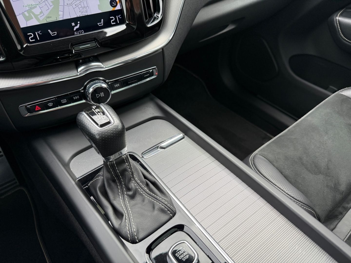 Volvo XC60 T5 AWD R Design LED HUD Pano HiFi digi CP foto 25