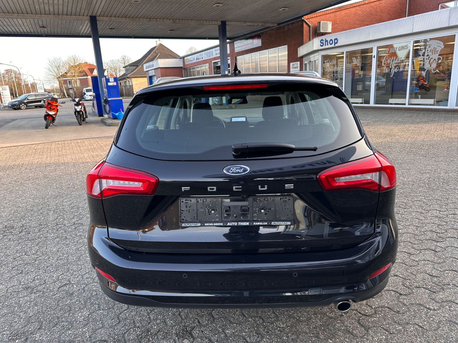 Fahrzeugabbildung Ford Focus Turnier Titanium 1.0 EB Navi/APP/LED/eHeck