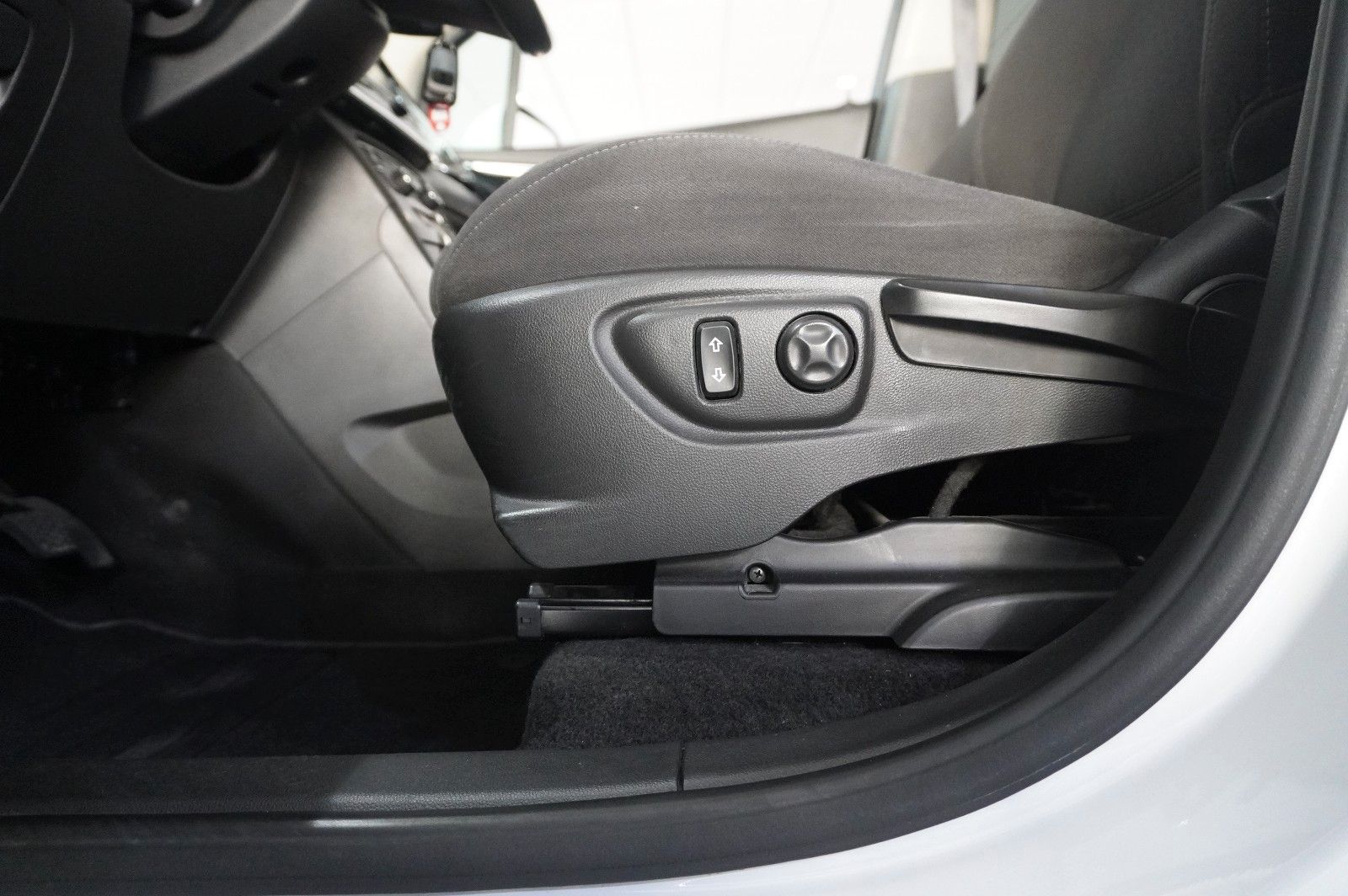 Fahrzeugabbildung Opel Mokka X 1.4 ON NAVI/LED/KAMERA/SHZ/SPORT/NEBEL