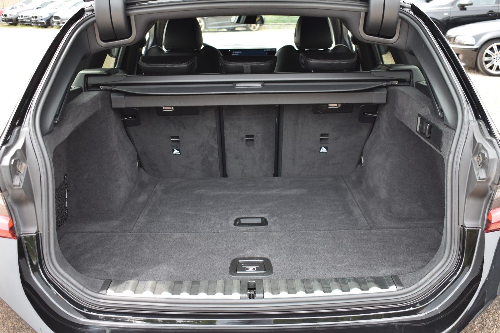 Fahrzeugabbildung BMW 330d Touring Facelift Panorama 1 Hand H&K