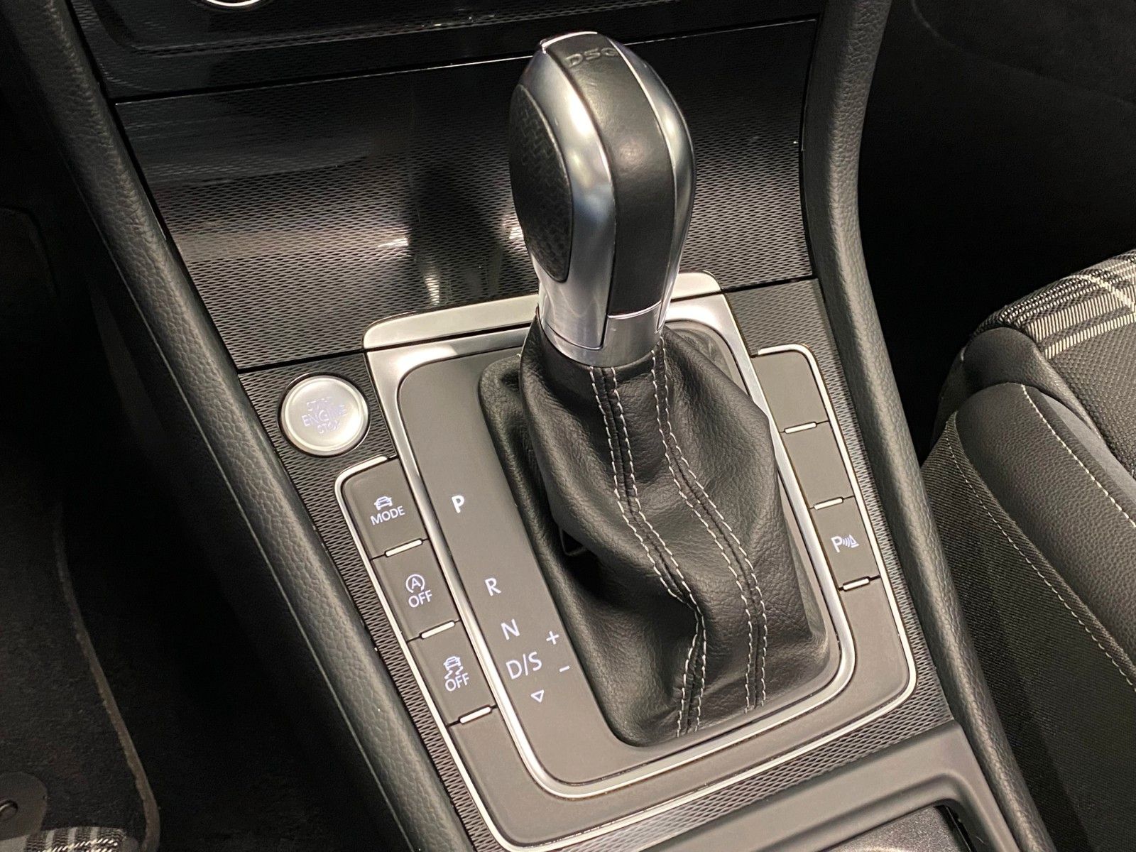 Fahrzeugabbildung Volkswagen Golf 2.0 TDI DSG BMT GTD+DCC+BI-XENON+PANORAMAD+