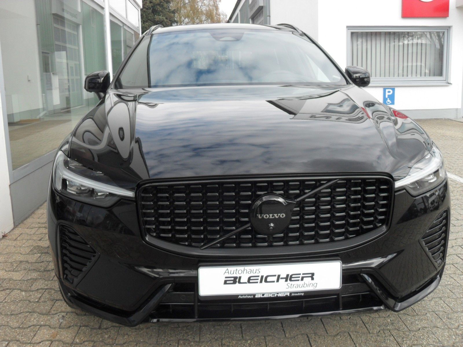 Fahrzeugabbildung Volvo XC 60 B5 Plus Black Edition AWD | HeadUp | 360°