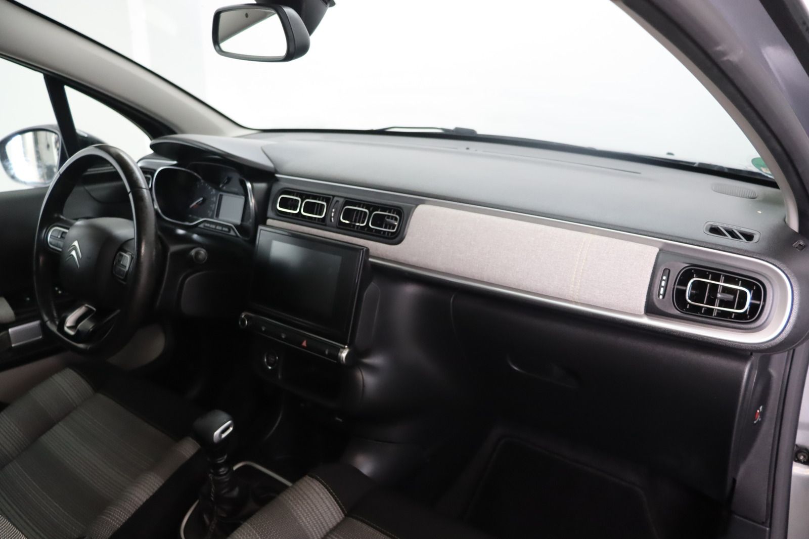 Fahrzeugabbildung Citroën C3 * LED * Navi * Keyless * 8-fach