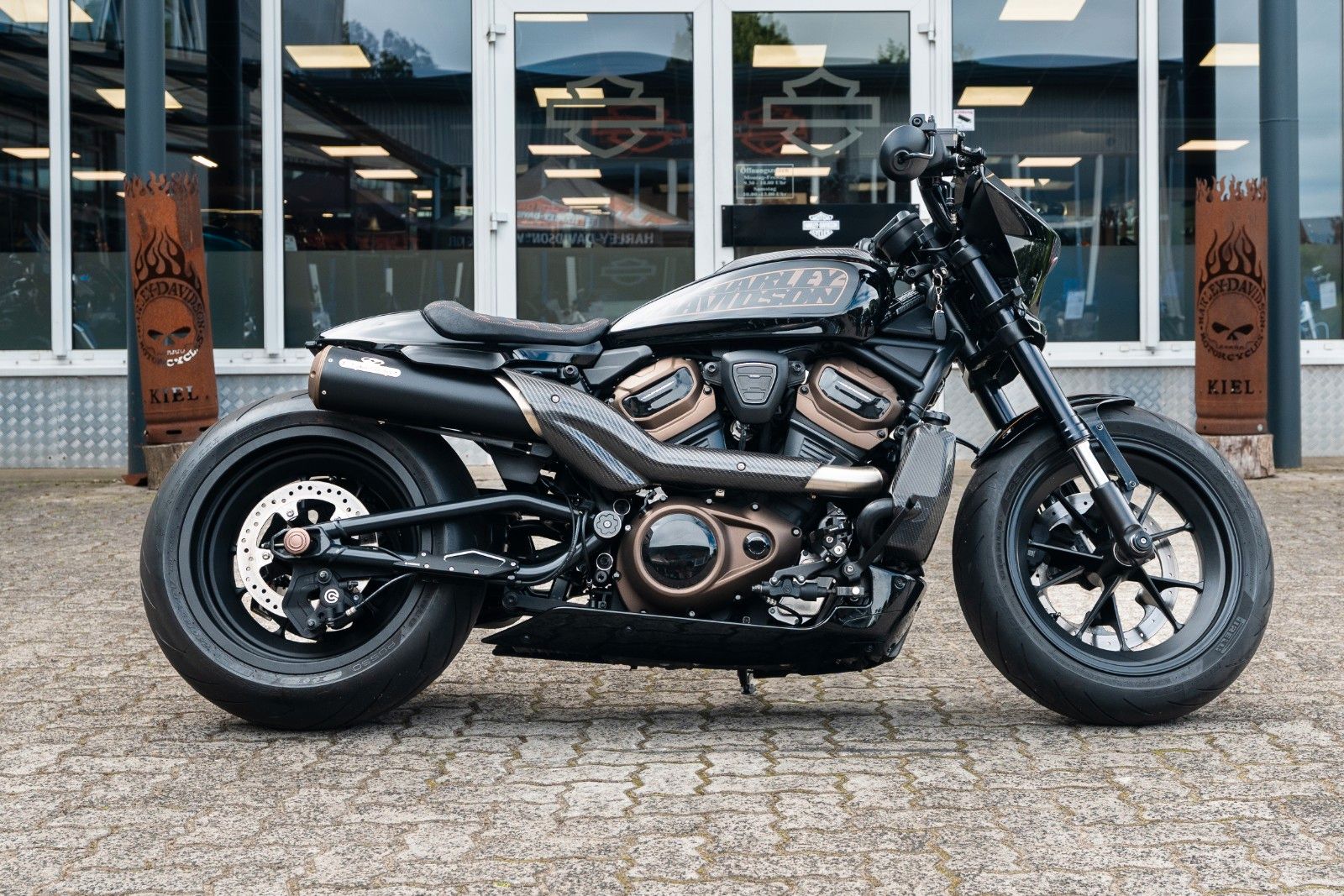 Fahrzeugabbildung Harley-Davidson Sportster S RH1250S - Jekill & Hyde 240er Umbau