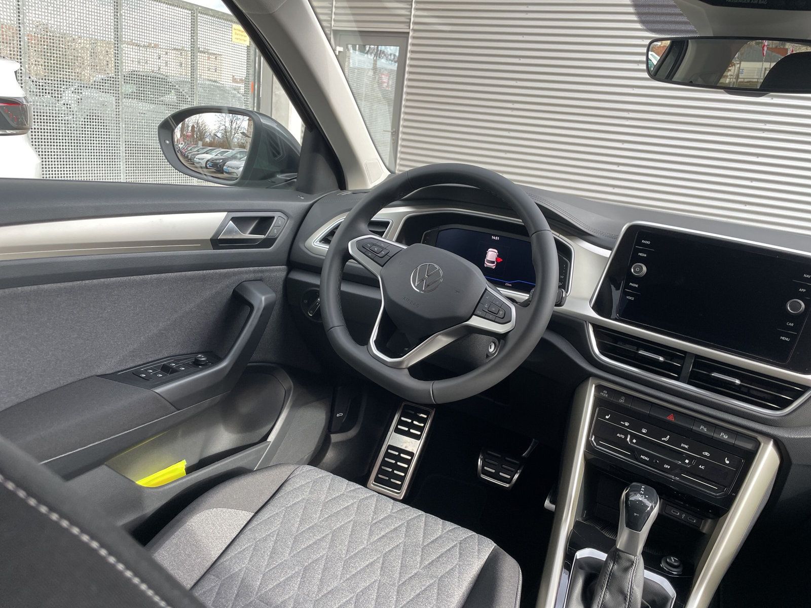 Fahrzeugabbildung Volkswagen T-Roc 2.0 TDI DSG Move NAVI AHK KAMERA